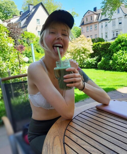 2059003118659783008 2059003097025490612