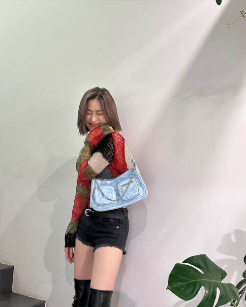 230115 ITZY Ryujin Instagram Update documents 810d45caaed5f91d8