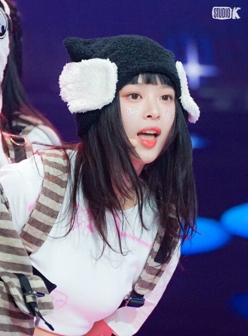 230127 NewJeans Hanni OMG at Music Bank Behind documents 2a906d8937624b394