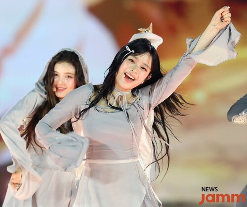 240106 NewJeans Hanni 38th Golden Disc Awards documents 3d6e706a9860a553e