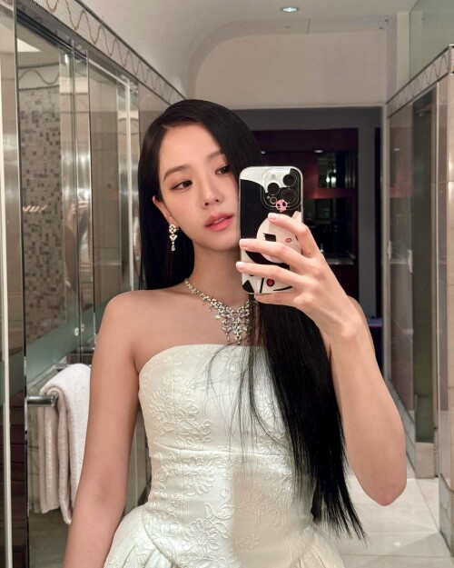 240502 JISOO Instagram Update documents 12e0583763ba7b8ac