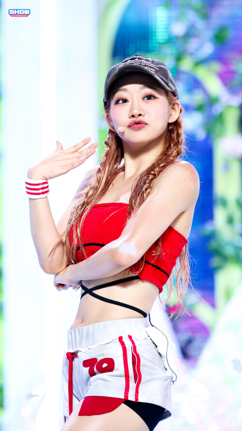 240710 KISS OF LIFE Julie Sticky at Show Champion documents 5489e5b870f4685e8