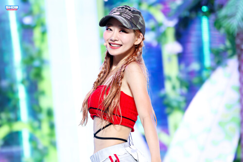 240710 KISS OF LIFE Julie Sticky at Show Champion documents 6eac4dd20d3d2f653