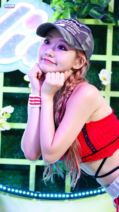 240710 KISS OF LIFE Julie Sticky at Show Champion documents 88eb4886887e96175