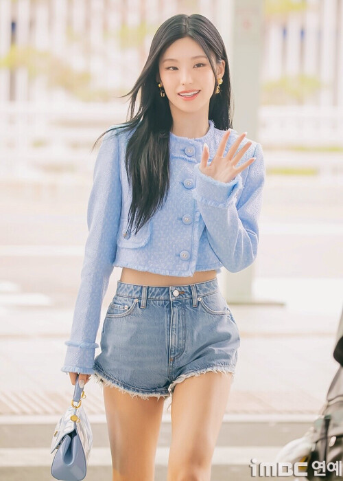 240920 ITZY Yeji at Incheon International Airport documents 281420fded70f56594