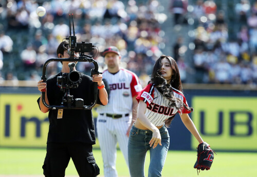 240922 TZUYU s First Pitch for LG Twins documents 1395f54d8978146804