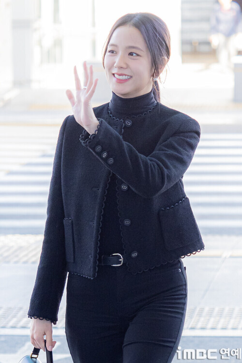 240923 JISOO at Incheon International Airport documents 101ac2f49e43a13f70