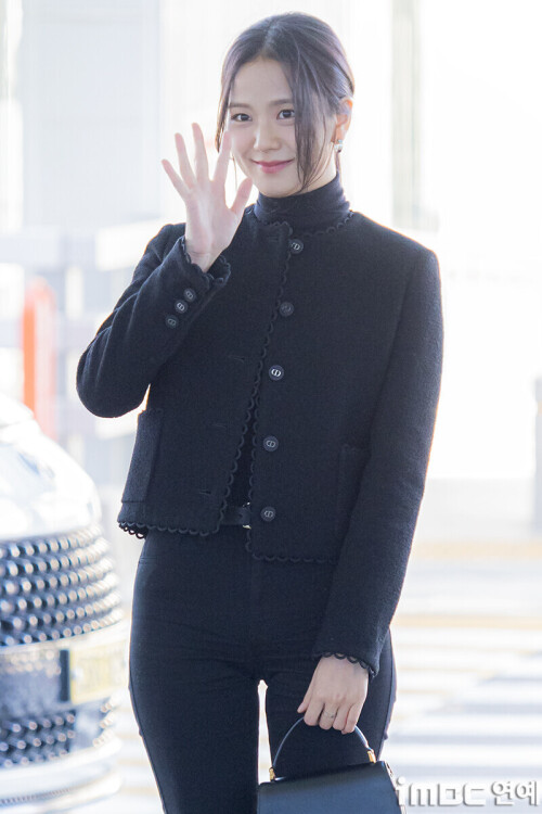 240923 JISOO at Incheon International Airport documents 31e894de70c53273c