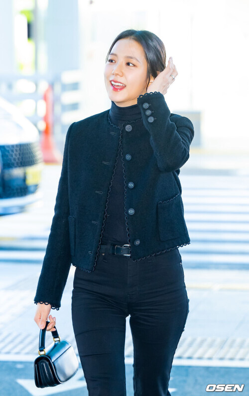 240923 JISOO at Incheon International Airport documents 6130a642d2a5bd5000
