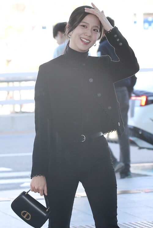 240923 JISOO at Incheon International Airport documents 816e5cd80b0028d7c6