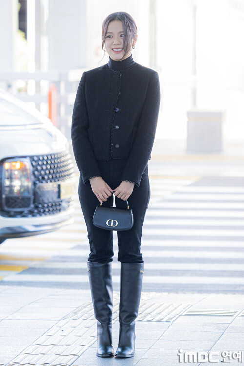 240923 JISOO at Incheon International Airport documents 9082529fe38efbc08