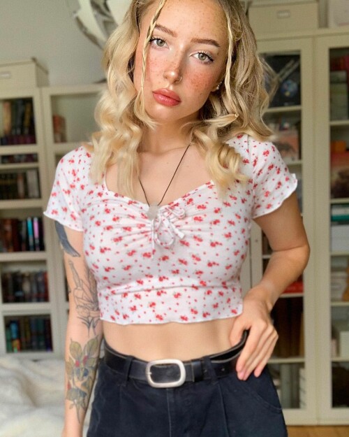 2442369692298229610 2442369689429354931