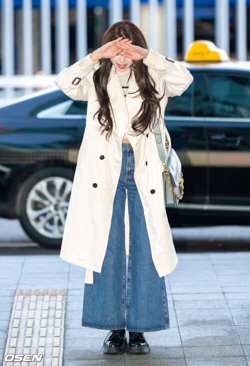 250209 ITZY Yuna at Incheon International Airport documents 106c21abda88a97042