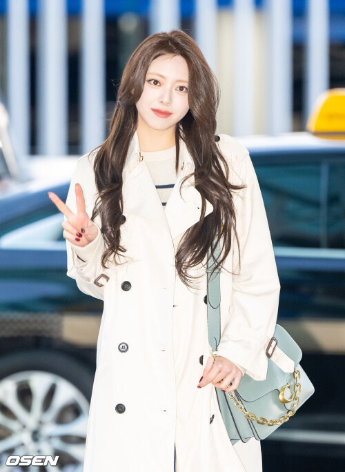 250209 ITZY Yuna at Incheon International Airport documents 13ad3d621b501de35c