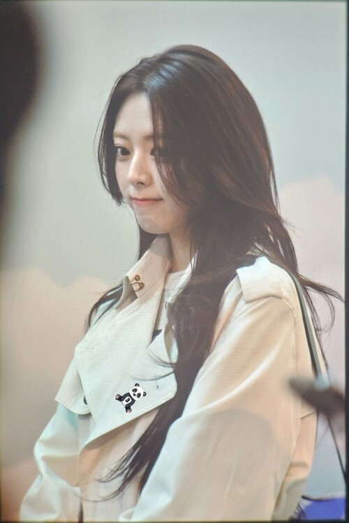 250209 ITZY Yuna at Incheon International Airport documents 16a541323ce34a7500