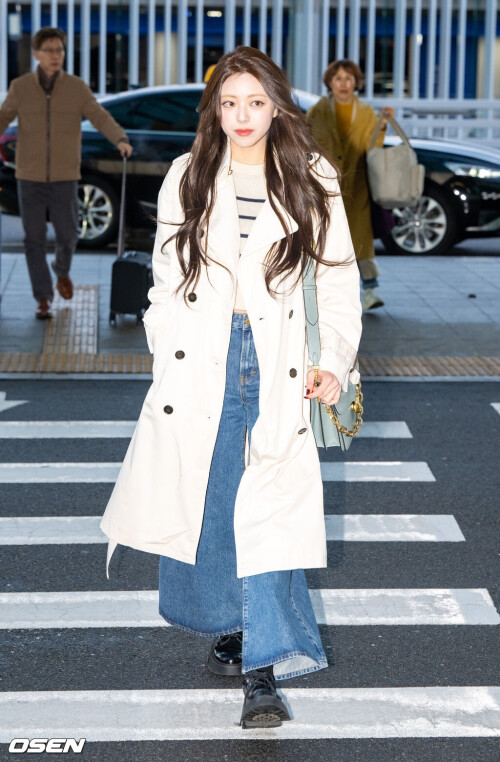 250209 ITZY Yuna at Incheon International Airport documents 175f7b95e7e1574fb4