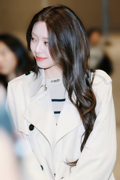 250209 ITZY Yuna at Incheon International Airport documents 21cd80278f5c27951a