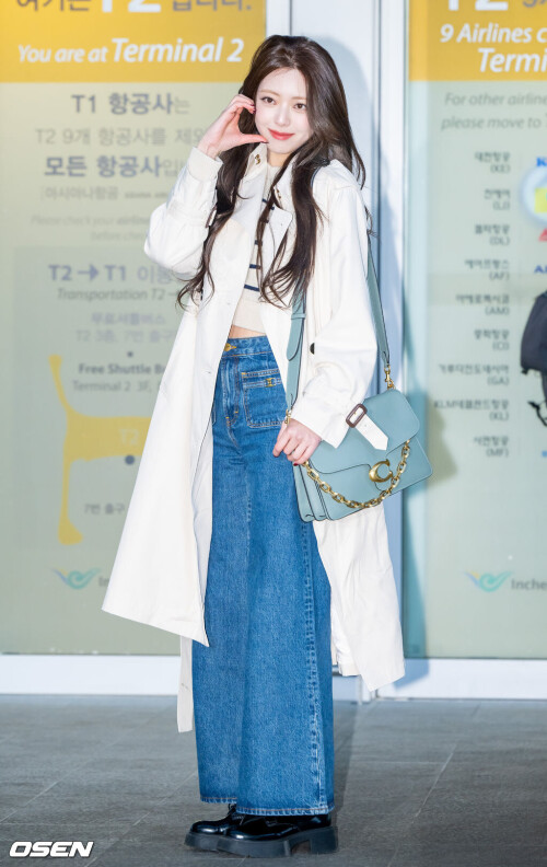 250209 ITZY Yuna at Incheon International Airport documents 2be1fb5d76c625b93