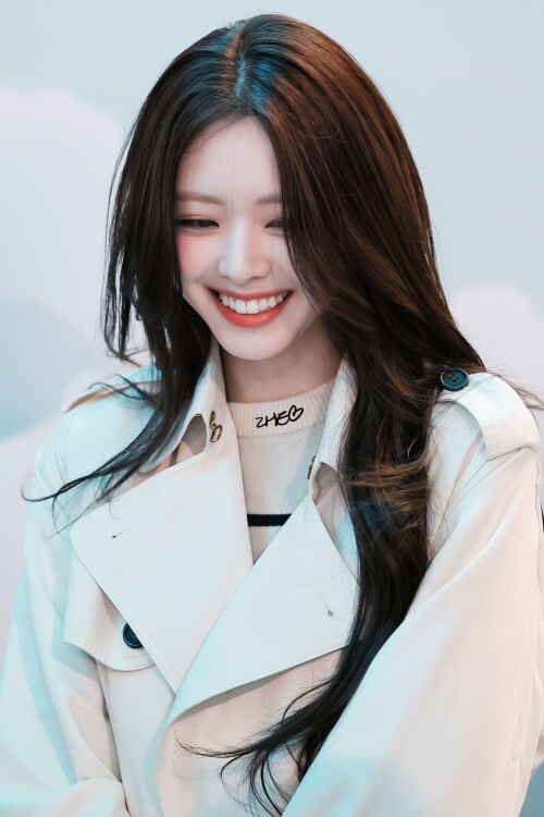 250209 ITZY Yuna at Incheon International Airport documents 612e4afcaba8b1b7c3