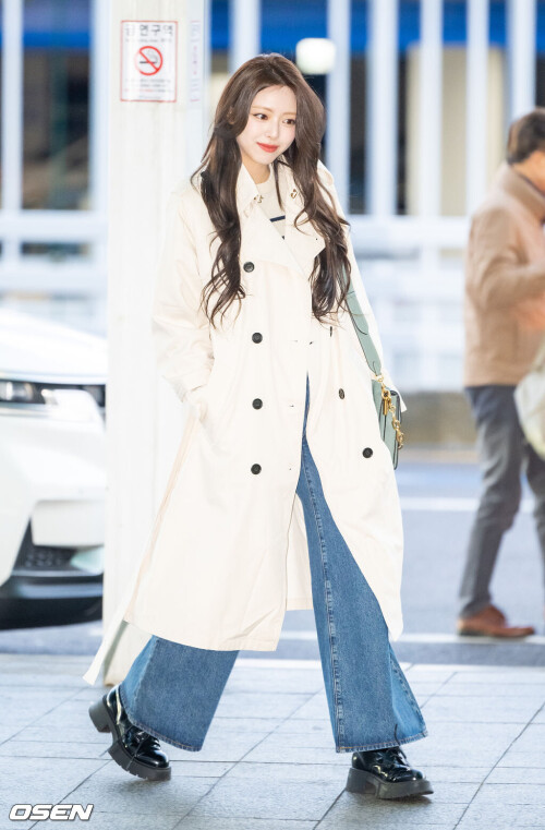 250209 ITZY Yuna at Incheon International Airport documents 7a82f13a3416961df