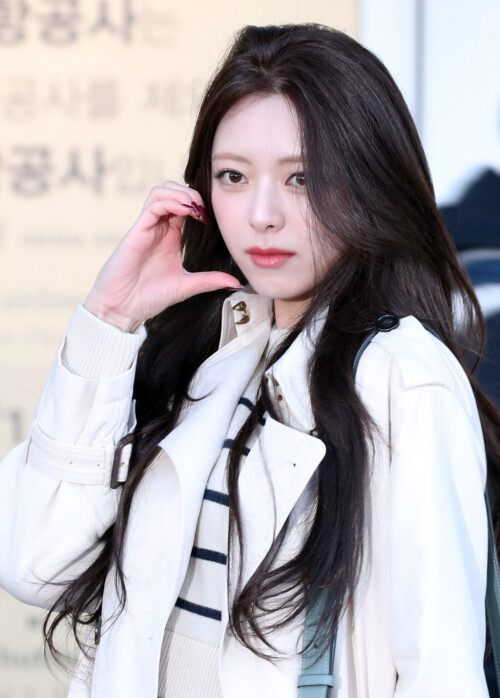 250209 ITZY Yuna at Incheon International Airport documents 81110c35e5400e15fd