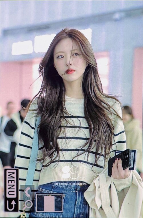 250209 ITZY Yuna at Incheon International Airport documents 8f39ec4eaf938ca6a