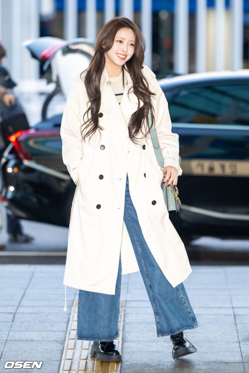 250209 ITZY Yuna at Incheon International Airport documents 9a118e89aeab8a84d