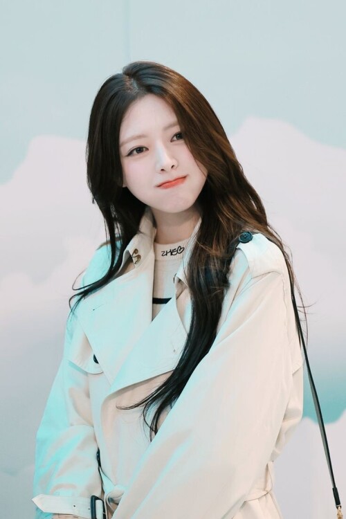 250209 ITZY Yuna at Incheon International Airport documents 9a6e0aa924fe090db