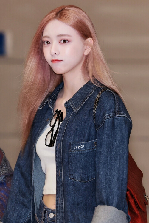 250412 YUNA at Incheon International Airport 10e8db21b3e5056e51