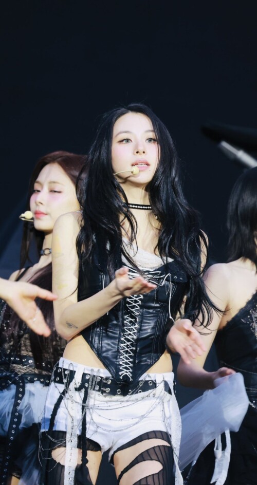 250416-Chaeyoung-at-Coldplay-2751088fbb31ae092.jpeg