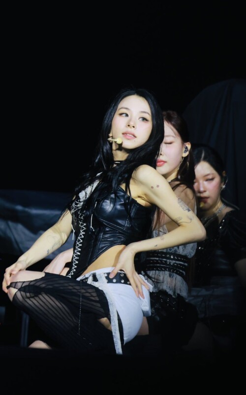 250416-Chaeyoung-at-Coldplay-32935135fe3ea35b6.jpeg