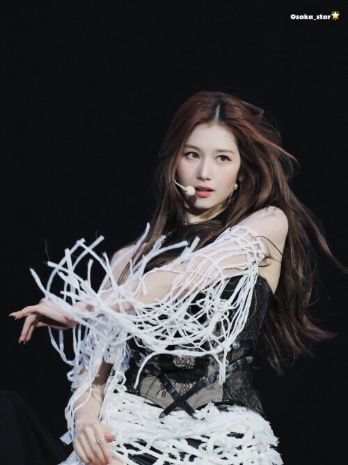 250416 Sana at Coldplay 134fe497a4712cd35