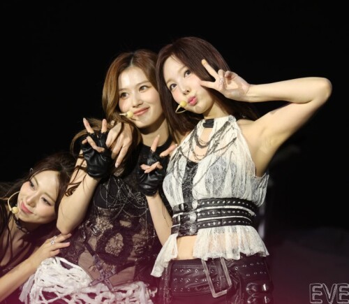 250418 Sana Nayeon at Coldplay 2714635ea8f66fe31