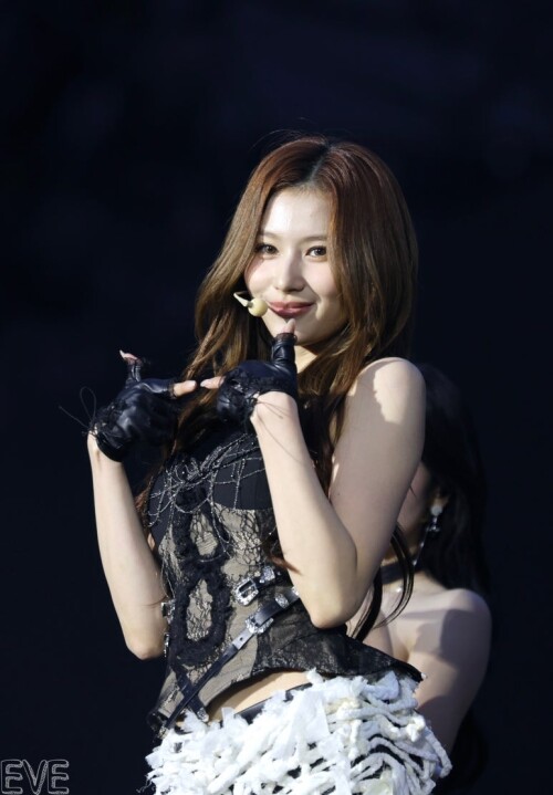 250418 Sana at Coldplay 10f75e9508282394ad