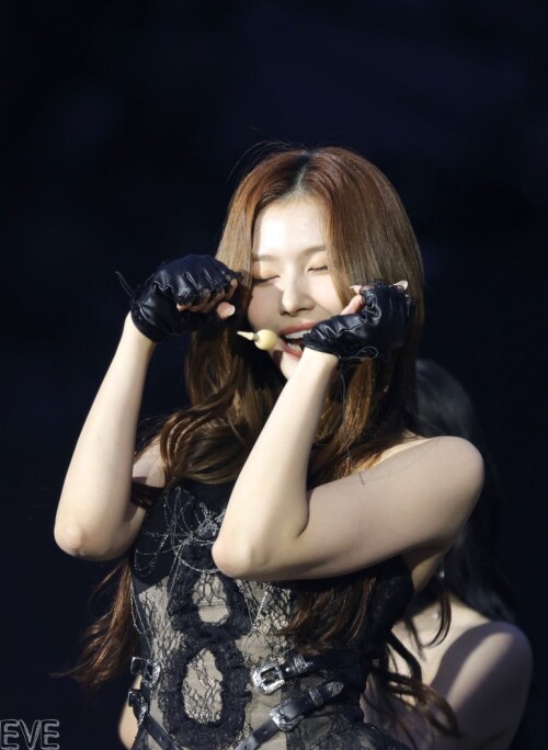 250418 Sana at Coldplay 113be35413a6b5cc70