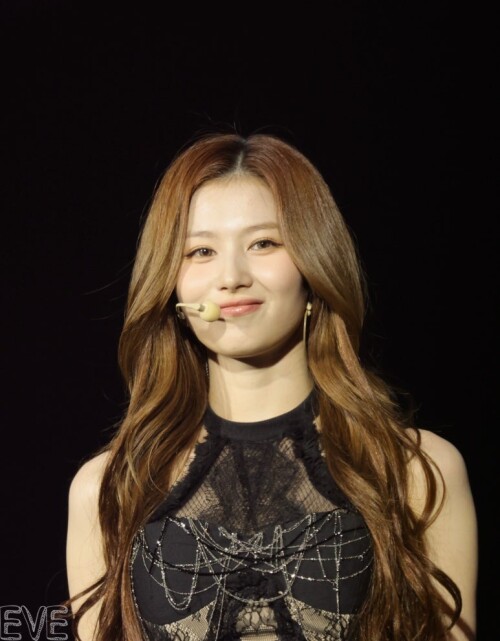 250418 Sana at Coldplay 2ed1876ccbaf4e995