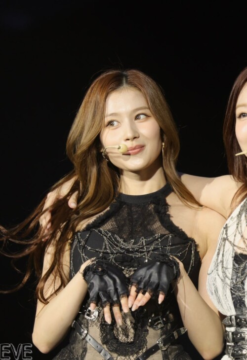 250418 Sana at Coldplay 3e2f1604518bea557