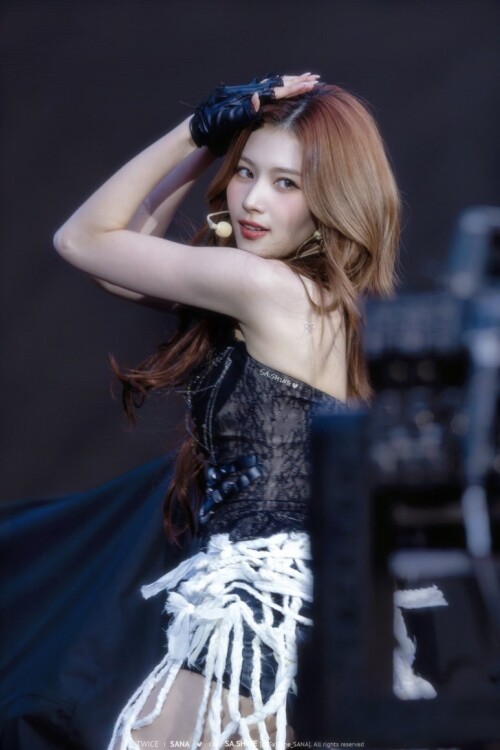 250418 Sana at Coldplay 58455e6375a2ce874