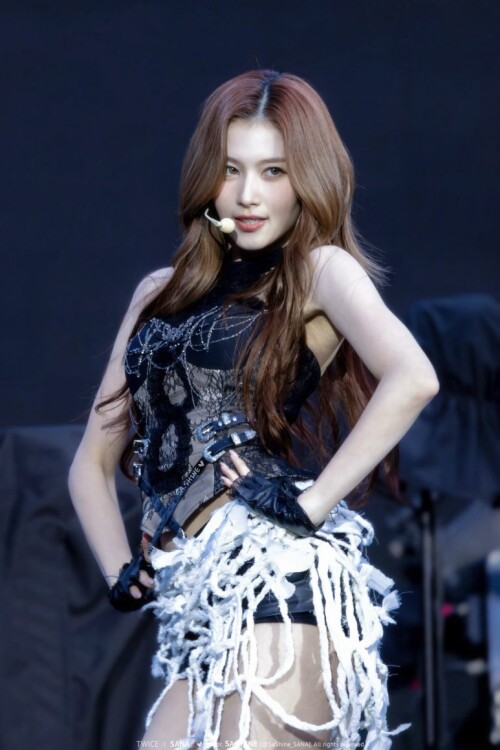 250418 Sana at Coldplay 682e721282e9a7db9
