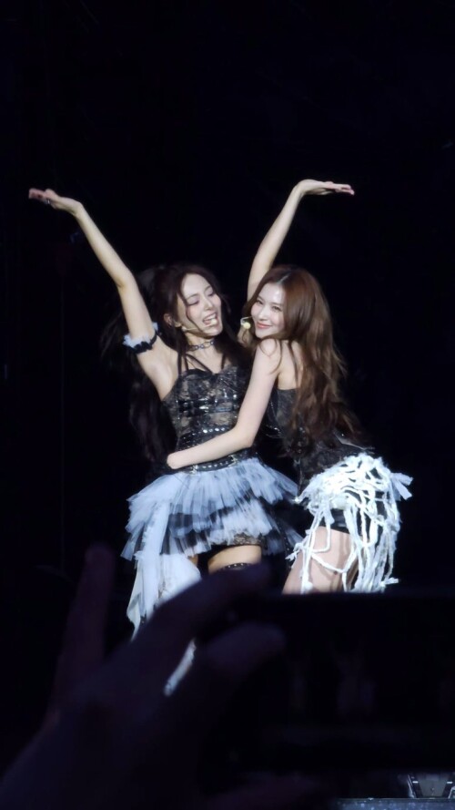 250419 Sana at Coldplay 6be214f9b0dca21de