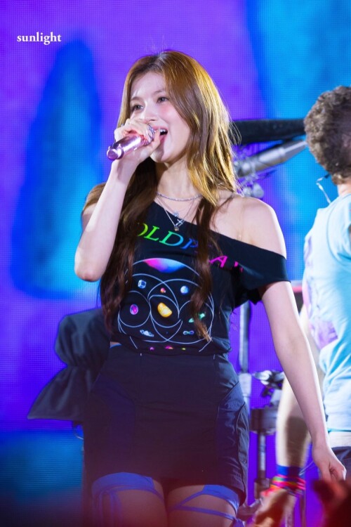 250422 Sana at Coldplay 34bc310a5a336853a