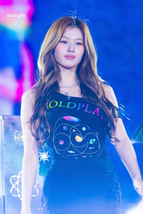 250422 Sana at Coldplay 448bb4bdff0dc5b0f