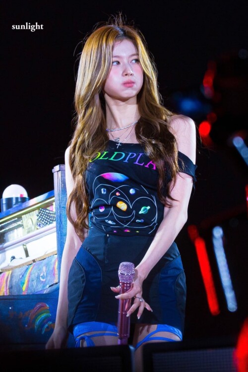 250422 Sana at Coldplay 5579f578ccf9df70a