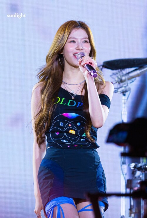 250422 Sana at Coldplay 63a84ee62193f5172