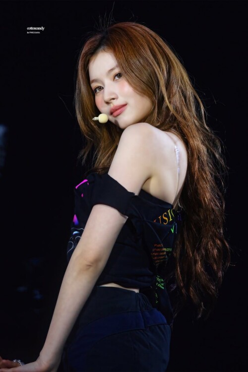 250422 Sana at Coldplay 8e798f0e340fa5350