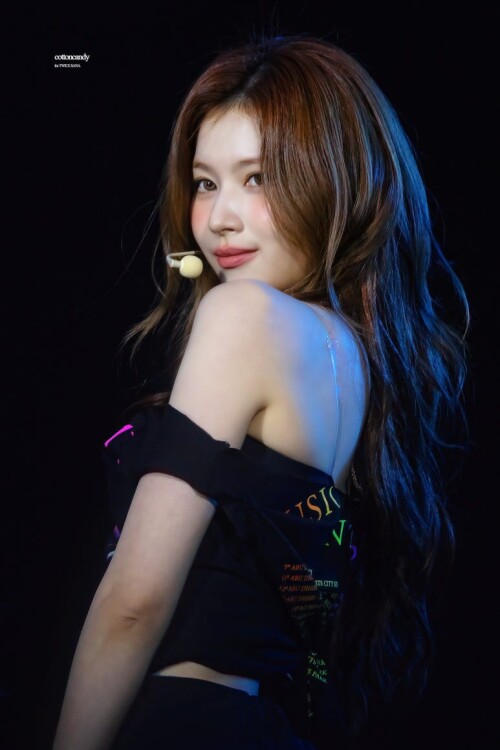 250422 Sana at Coldplay 960ecab99cc7a0b14