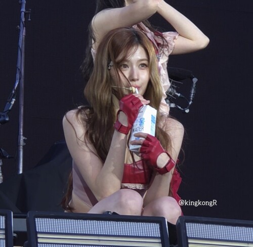 250425 Sana at Coldplay 10052a6380cafc86ed