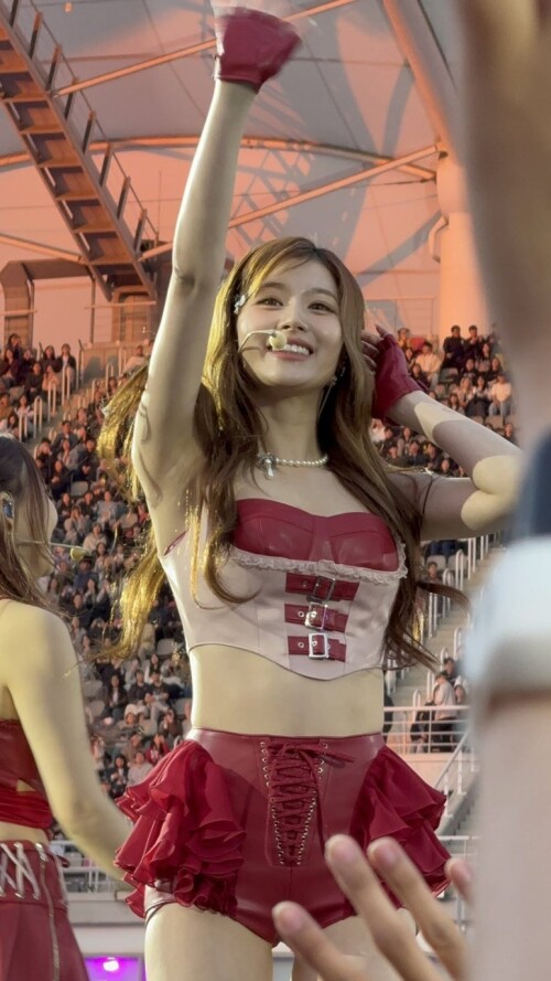 250425 Sana at Coldplay 131967dd8a16581ede