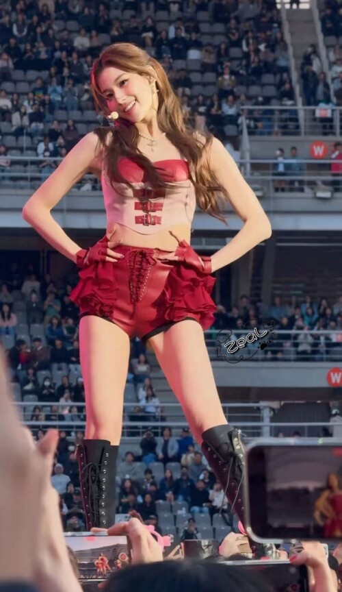 250425 Sana at Coldplay 408b2b38be632f70c