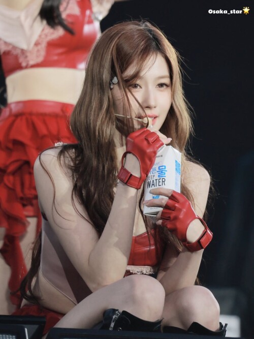 250425 Sana at Coldplay 8bf161d857b9c0c6f